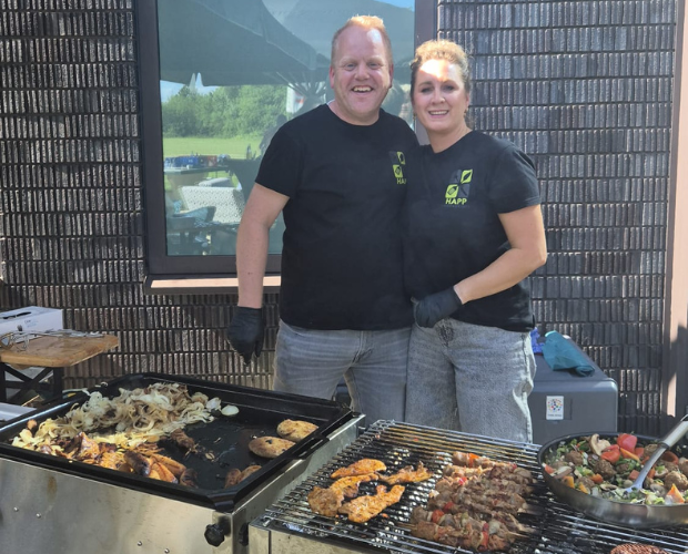 Happ Food and Drinks achter de bbq.